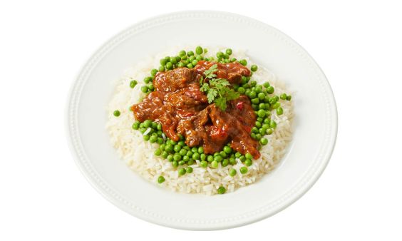 Standaard Hongaarse goulash met doperwtjes en witte rijst
